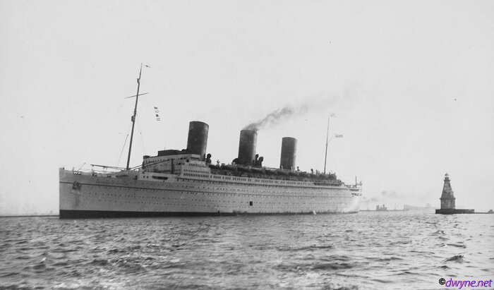 RMS-Empress-of-Britain-arriving-in-Yokohama-(1934)